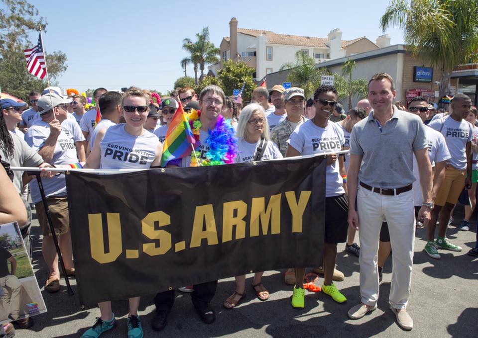 Eric Fanning en el Orgullo de San Diego